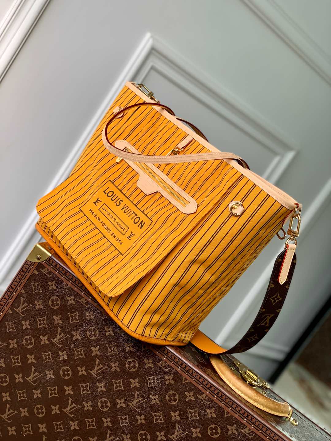 Neverfull Bandoulière Inside Out MM detail 2
