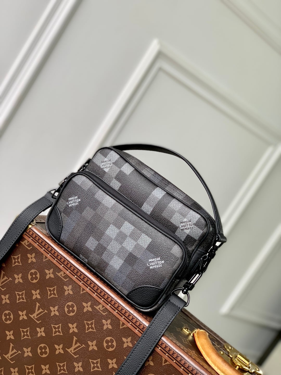 Nil Messenger M14988 detail 1
