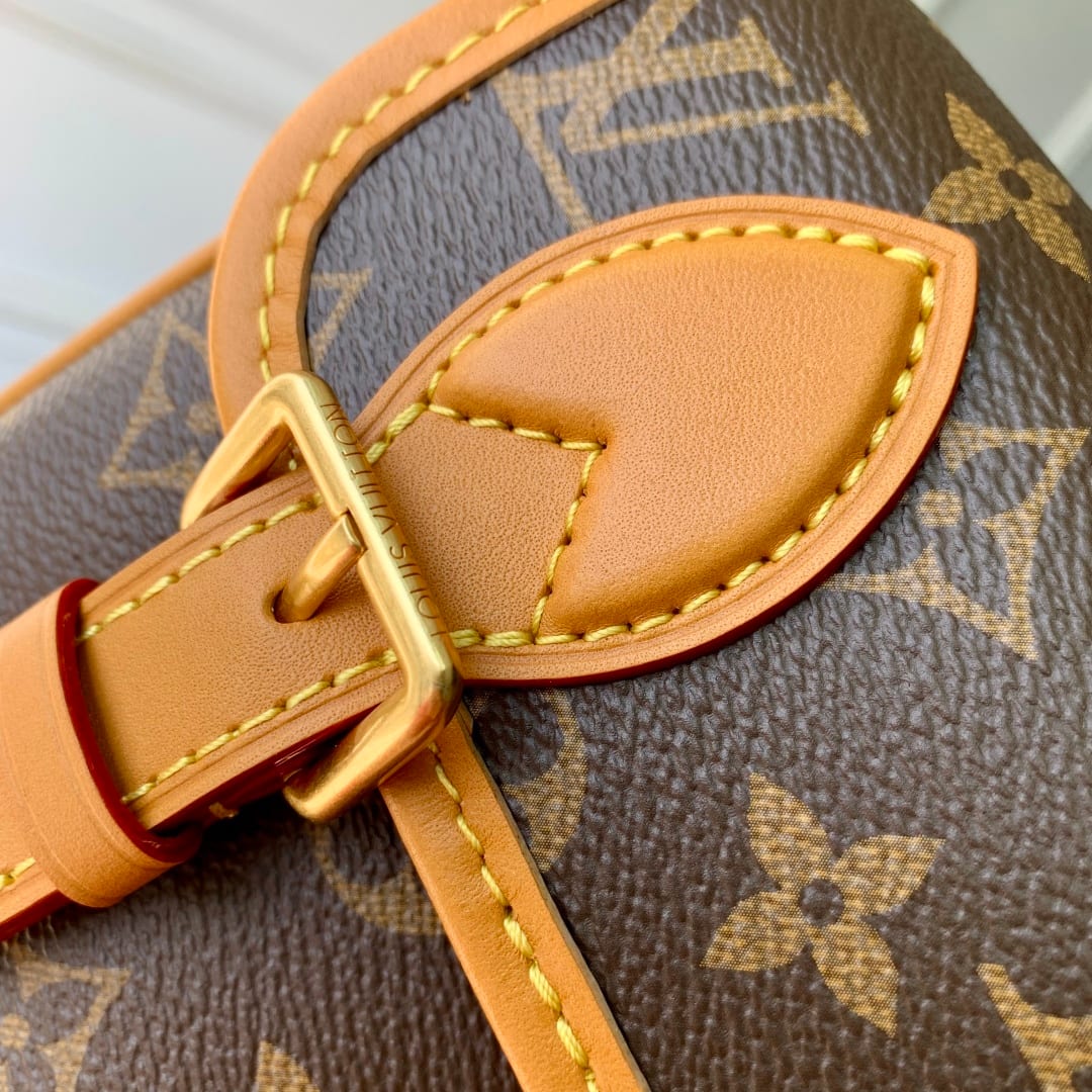 Satchel Wearable Wallet detail 4