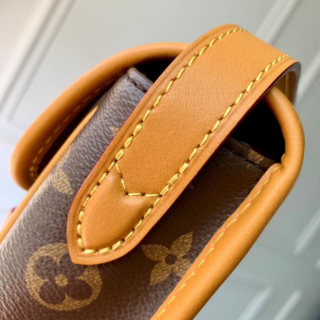 Satchel Wearable Wallet detail 5
