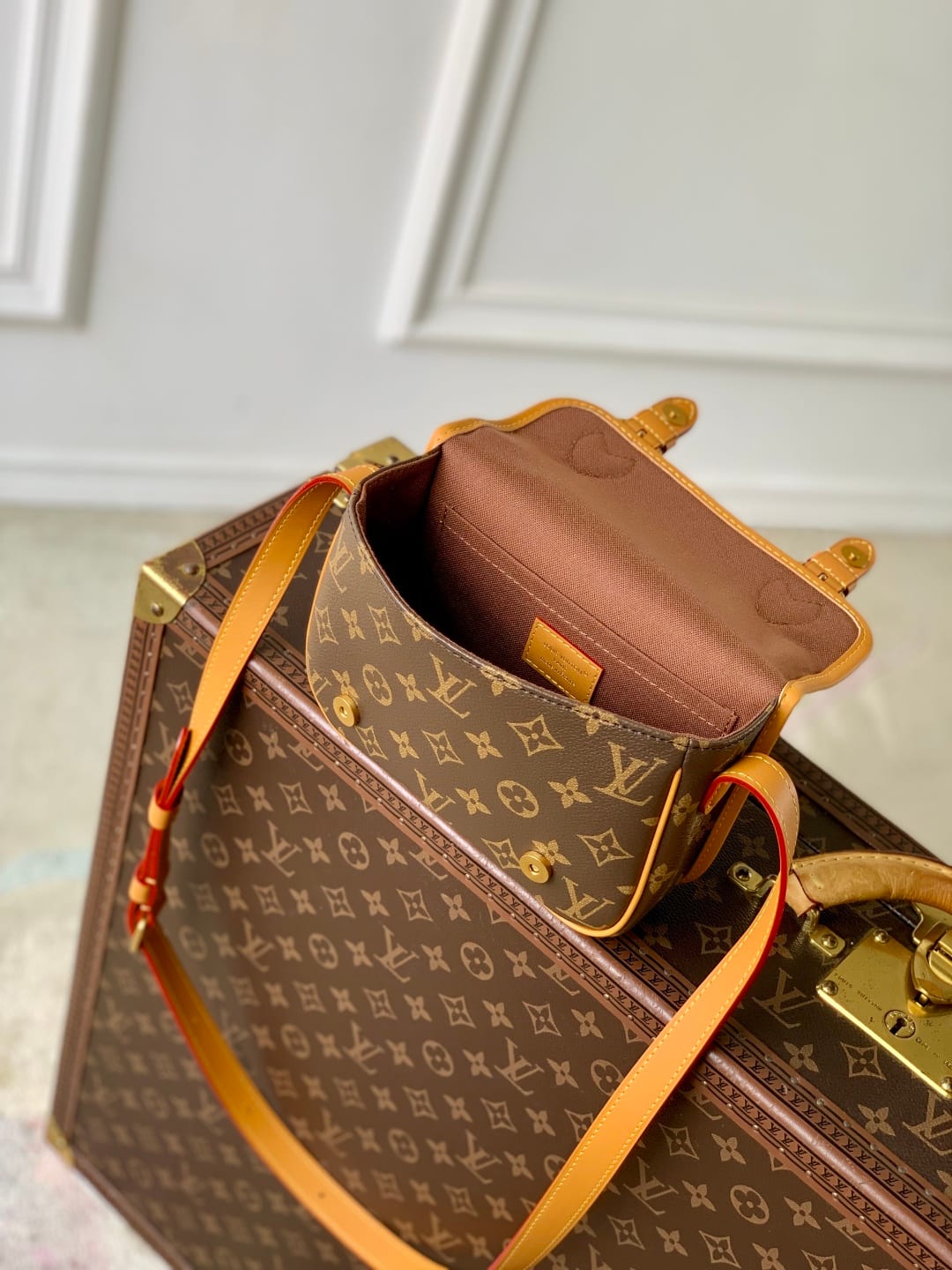 Satchel Wearable Wallet detail 8