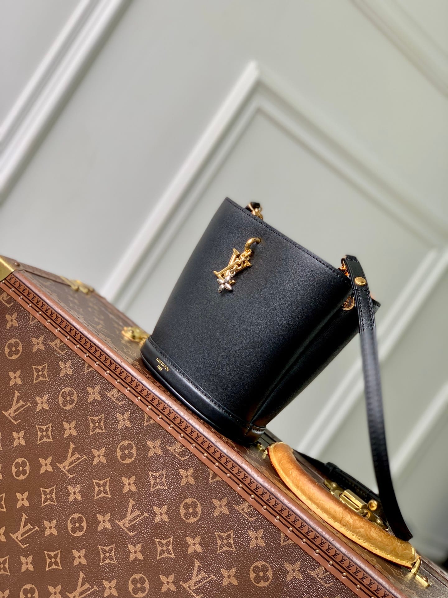 LV Bloom Mini Hobo detail 2