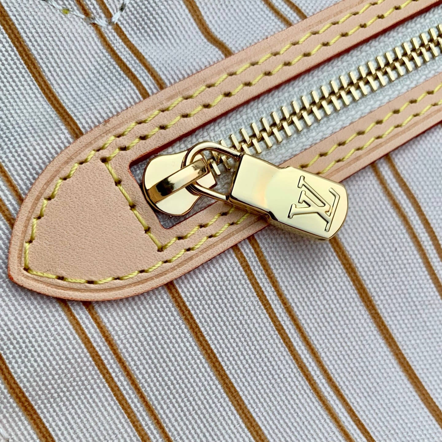 Neverfull Bandoulière Inside Out MM detail 7