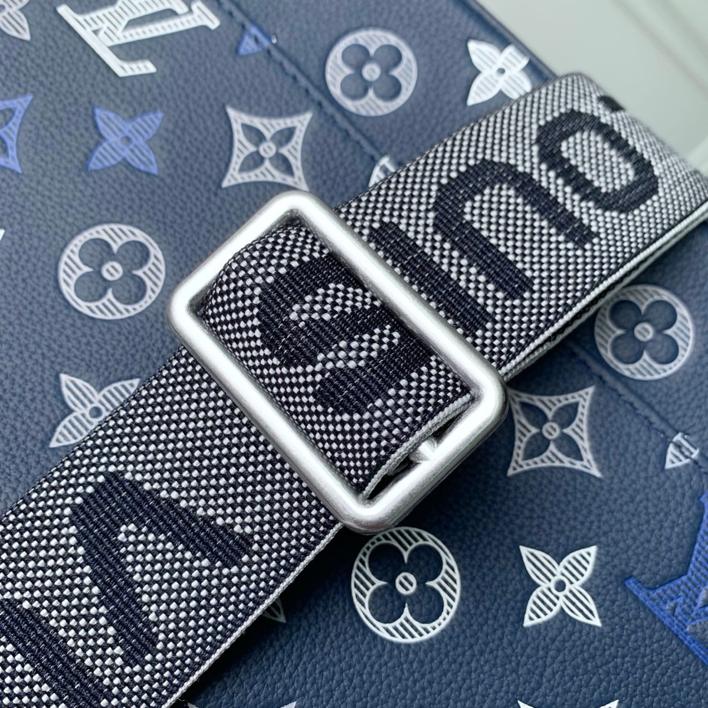Trio Messenger detail 7