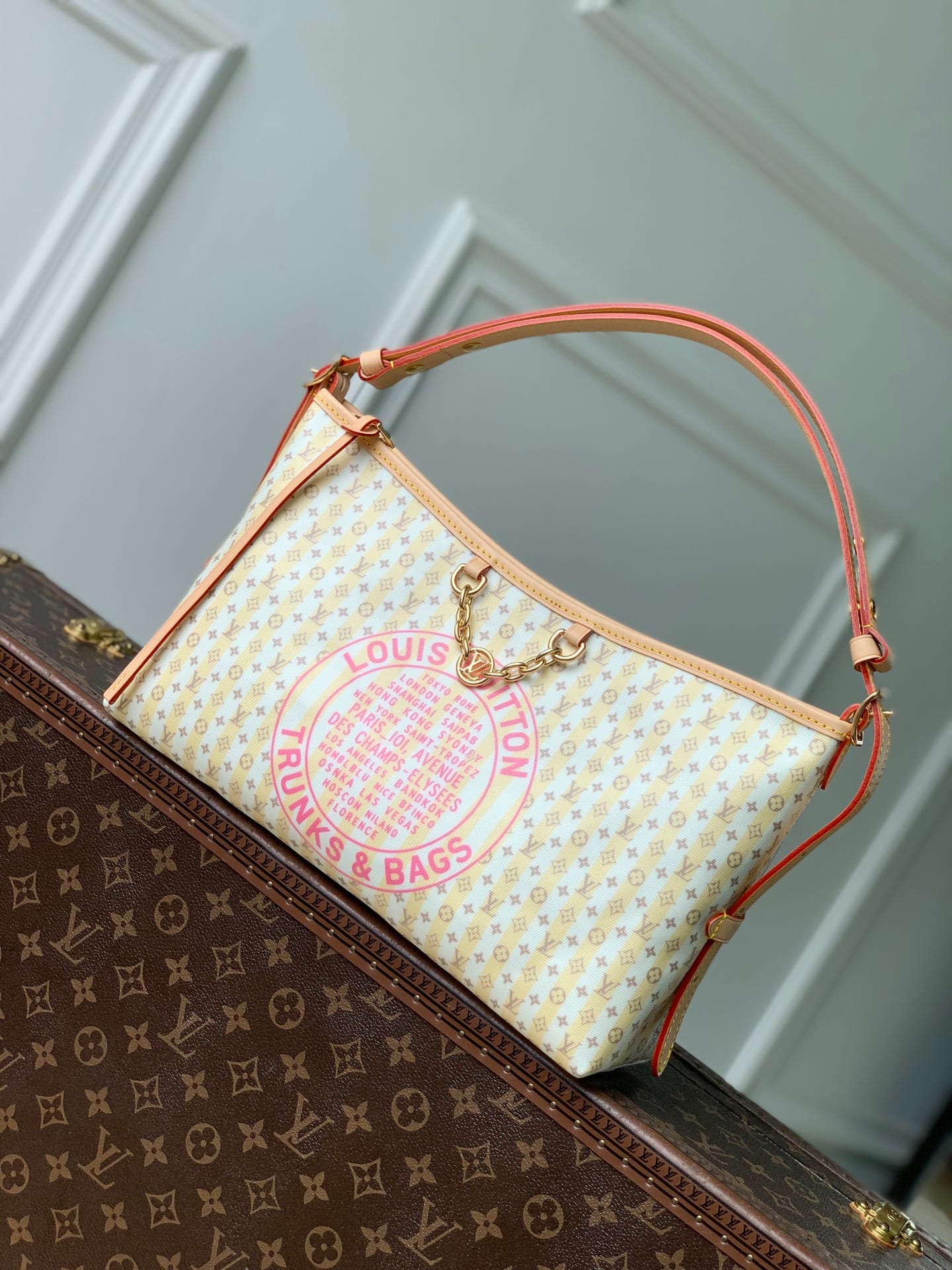 Carryall East West detail 1