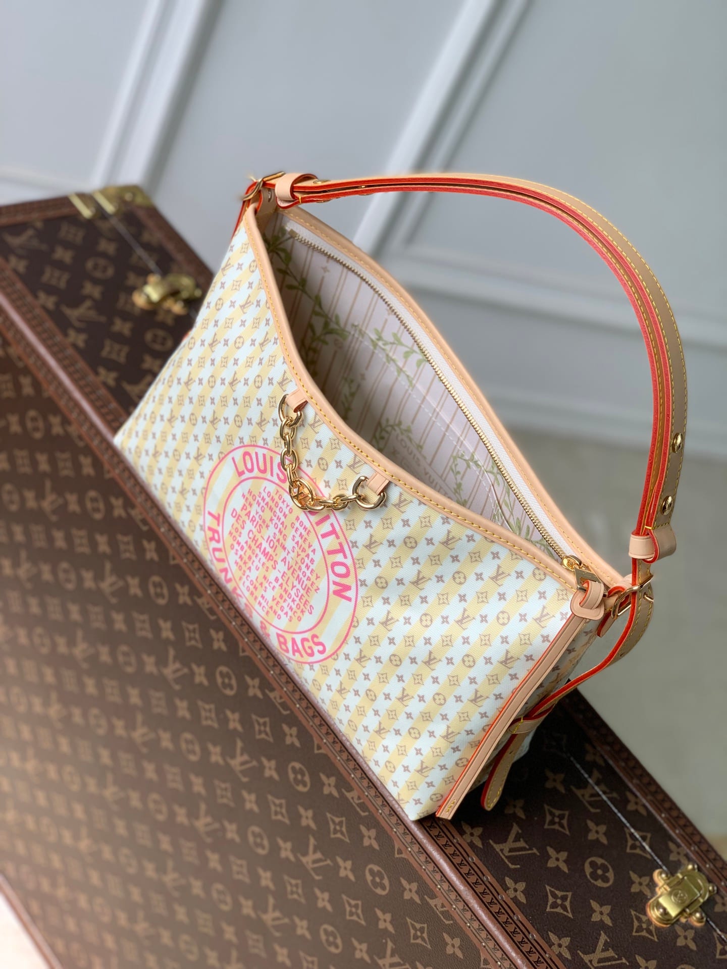 Carryall East West detail 10